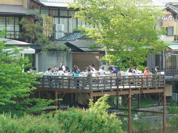京都・鴨川の川床で極上スイーツを。ジャズ生演奏やワインとともに味わう“新しいチョコレートの楽しみ方”が素敵すぎる。七夕にちなんだイベントも開催。