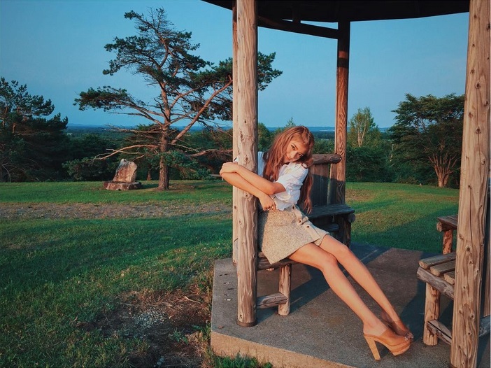 ローラの美脚。北海道ロケでのオフショット（画像は『ローラ Instagram』より）