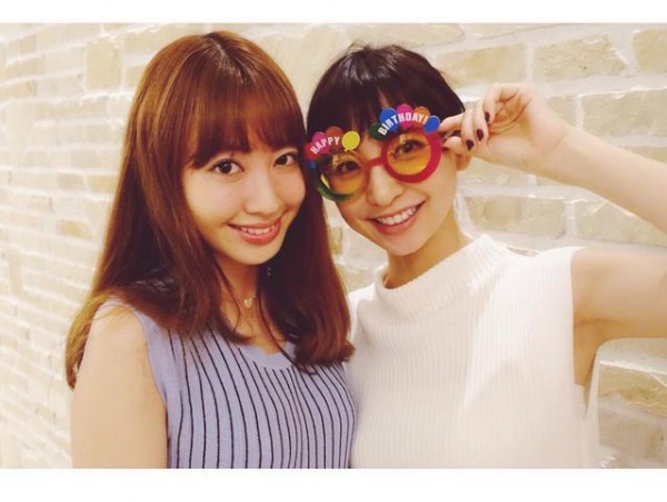 前田敦子の誕生日を祝う、小嶋陽菜と篠田麻里子（画像は『篠田麻里子 Instagram』より）