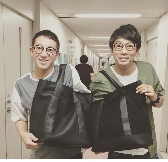 同じメガネ＆バッグにびっくり（画像は『高橋茂雄 　Instagram』より）
