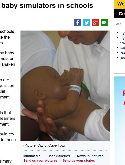 胎児性アルコール症候群の赤ちゃん人形が学校へ（画像はnews24.comのスクリーンショット）