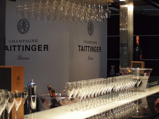 『TAITTINGER BAR』で整然と美しく並ぶシャンパングラス
