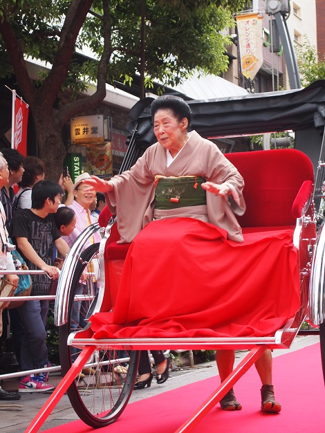「観光大使」内海桂子が人力車でレッドカーペットに登場