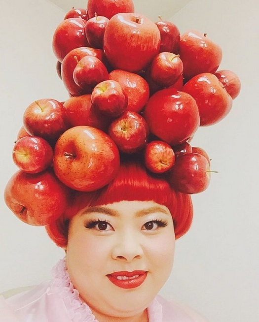 【エンタがビタミン♪】渡辺直美、りんごだらけヘアを公開。“草間彌生”似に。