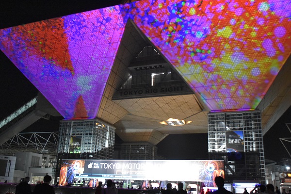 東京ビッグサイト会議棟壁面をスクリーンに上映されている、プロジェクションマッピング