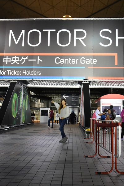 第44回東京モーターショーの中央ゲートを通って入場