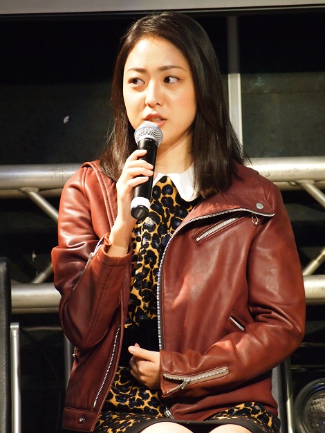 筧利夫演じるバーのマスターの娘役の松浦雅
