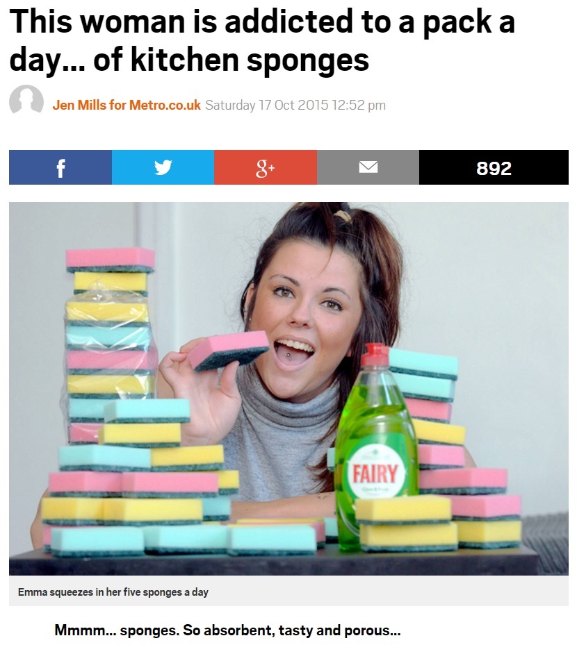 食器洗い用スポンジを食べるエマさん（画像はmetro.co.ukのスクリーンショット）