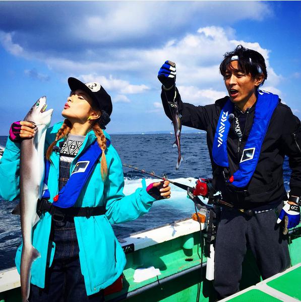 釣りを楽しむローラとナイナイ矢部（画像は『木本武宏 Instagram』より）
