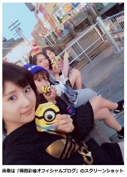 ミニオンまんを食べるNMB48の4人（画像は『梅田彩佳オフィシャルブログ』のスクリーンショット）