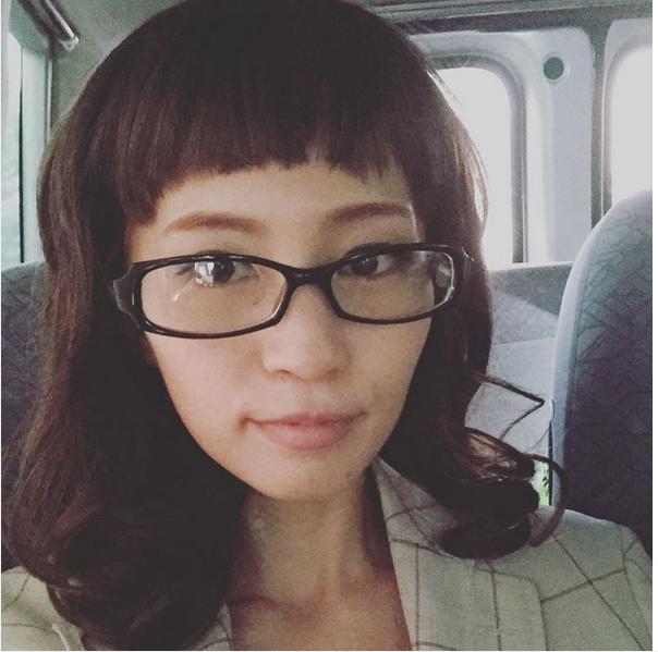 【エンタがビタミン♪】安田美沙子が“ぱっつん前髪”でめがねっ娘に変貌。