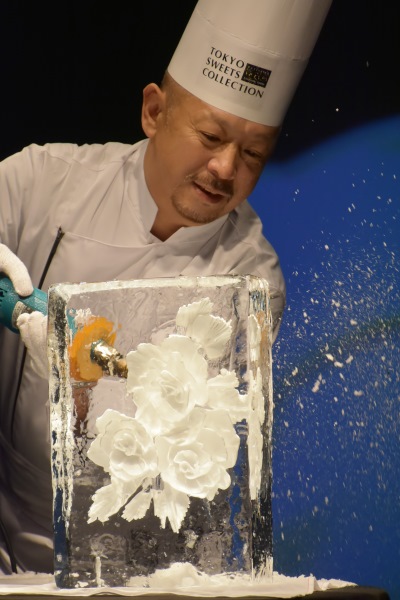 松島義典氏は氷にバラを咲かせるパフォーマンスを見せた
