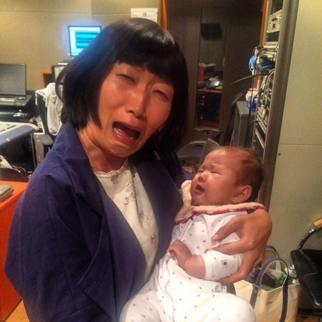 坂本美雨の赤ちゃんを抱く川村エミコ（画像は『川村エミコ（たんぽぽ） Instagram』より）