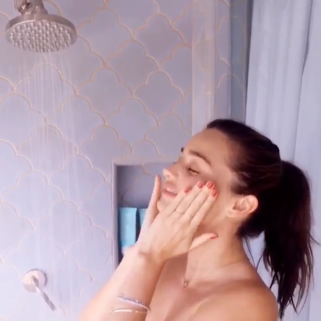 シャワーを浴びるミランダ・カー（画像はinstagram.com/koraorganicsより）