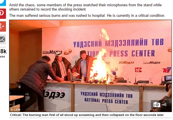 モンゴル労働組合リーダー、記者会見の席で火を放つ（画像はdailymail.co.ukのスクリーンショット）