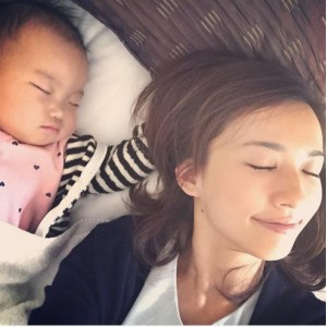 娘とお昼寝する優木まおみ（画像は『優木まおみ Instagram』より）