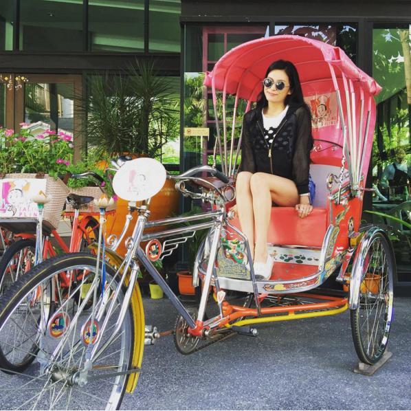 三輪車タクシーを楽しむ柴咲コウ（画像は『柴咲コウ Instagram』より）