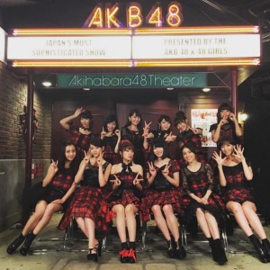 10周年を迎えたAKB48劇場にて（画像は『篠田麻里子 Instagram』より）