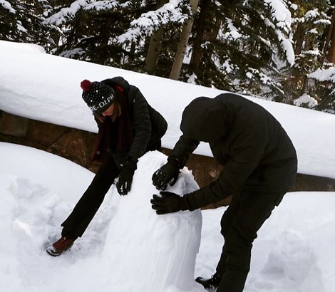 テイラー・スウィフトが雪だるまを作る（画像はinstagram.com/taylorswiftより）