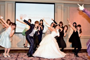 “ハートダンス”のレクチャーを受けるキンタロー。と菊地亜美、ブロガーも一緒に