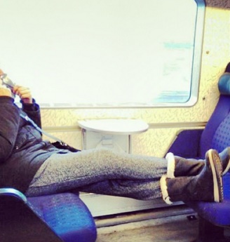 英国でも列車の座席に足を乗せる若者にウンザリ（画像はイメージです）