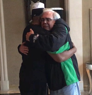救助した男性の父と抱擁（出典：https://www.instagram.com/iamjamiefoxx）