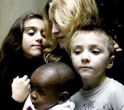 マドンナ、子供達との写真を公開。右端が長男ロッコ君。（画像はinstagram.com/madonnaより）