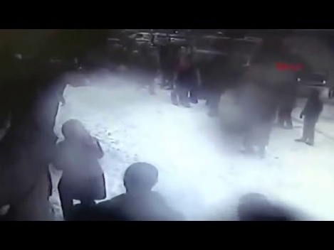 トルコで屋根から落ちた大量の雪が通行人を襲う（画像はYouTubeのサムネイル）