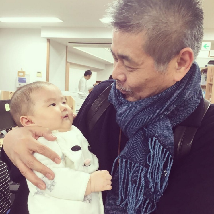 坂本美雨の長女を抱く糸井重里（出典：https://www.instagram.com/miu_sakamoto）