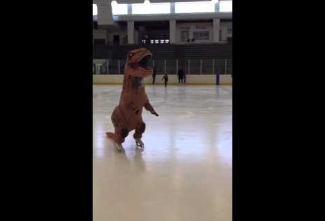 【海外発！Breaking News】恐竜がリンクに！　T-Rexの見事なスケートに拍手喝采（米）