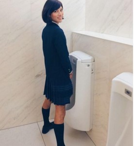制服姿でトイレに入るつげりょうた（出典：https://www.instagram.com/tsugeeee1）
