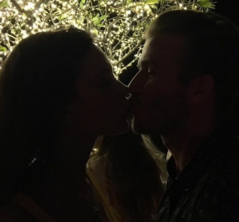 ベッカム夫妻のキス写真（画像はinstagram.com/davidbeckhamより）