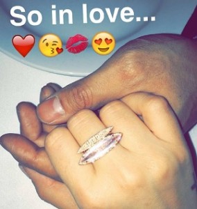 デミが披露した指輪（出典：https://www.instagram.com/ddlovato）