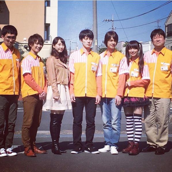 『ニーチェ先生』の松井玲奈（左から3人目）（出典：https://www.instagram.com/renamatui27）