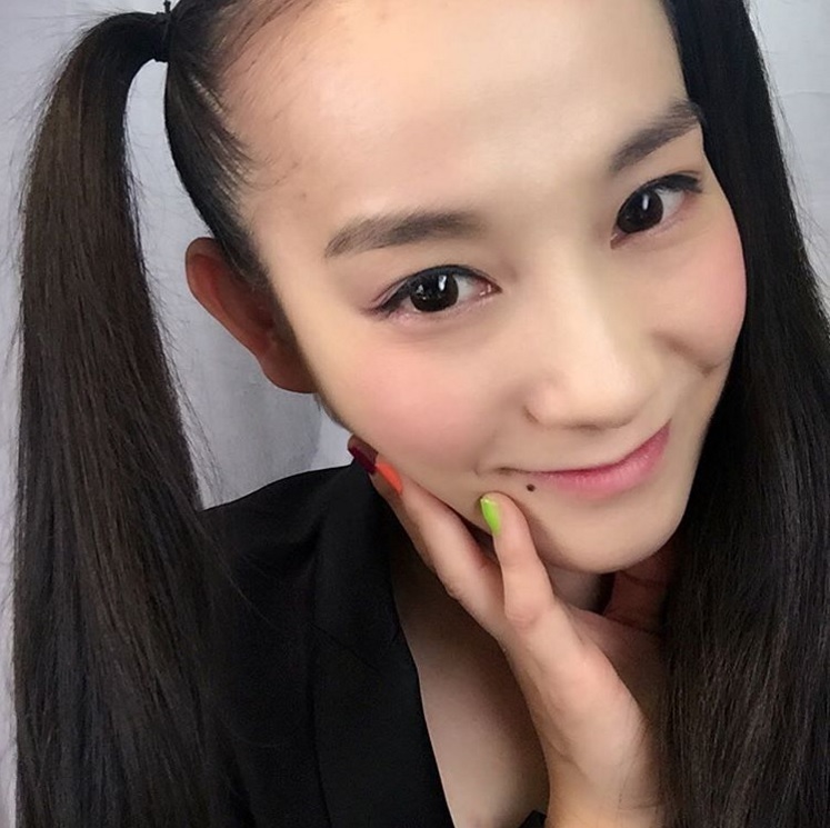 篠原ともえ「髪型アレンジのとちゅう！」（出典：https://www.instagram.com/shinoharatomoe）