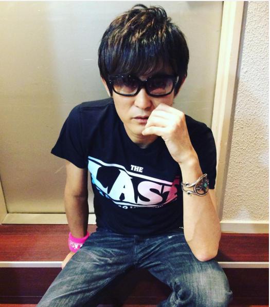 『THE LAST』シャツを着るスガシカオ（出典：https://www.instagram.com/suga_shikao）