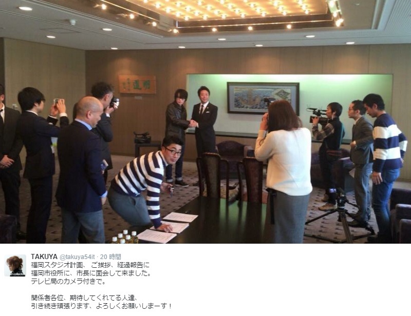 福岡市長と握手するTAKUYA（出典：https://twitter.com/takuya54it）