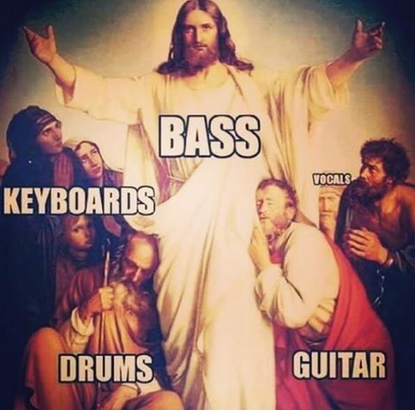 神は「BASS」（出典：https://www.instagram.com/bassplayermag）