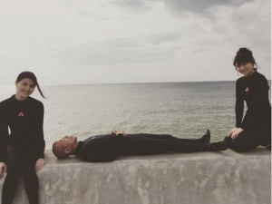 ウエットスーツ姿で寝転ぶ小峠（中央）（出典：https://www.instagram.com/manami84808）