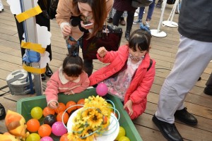 桜縁日でヨーヨー釣りを楽しむ子ども