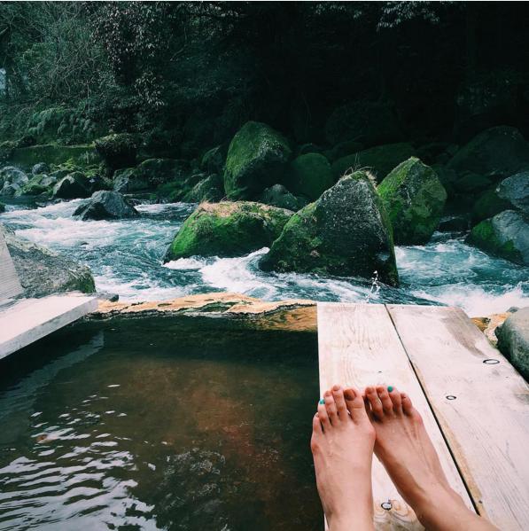 川辺の温泉で撮ったローラの足（出典：https://www.instagram.com/kagoshimabyrola）