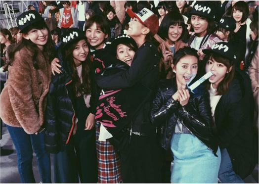 たかみな卒業コンサートに集まったAKB48 OGを囲んで（出典：https://www.instagram.com/tomo.i_0703）