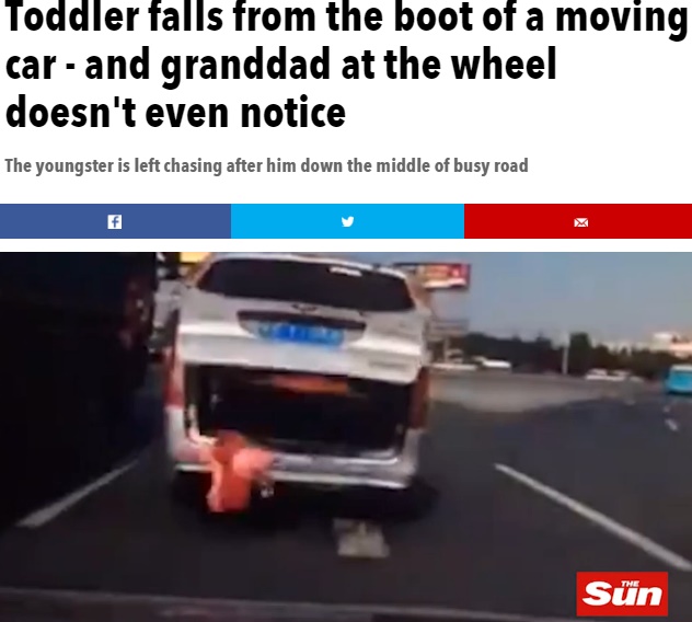 【海外発！Breaking News】走行中の車から幼児が転げ落ちる！　中国の道路で＜動画あり＞