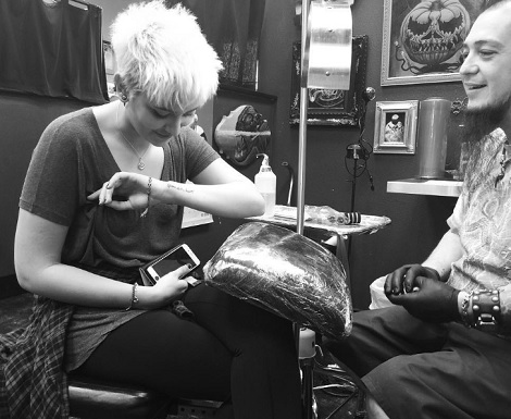 タトゥーを彫り入れたパリスさん（出典：https://www.instagram.com/parisjackson）
