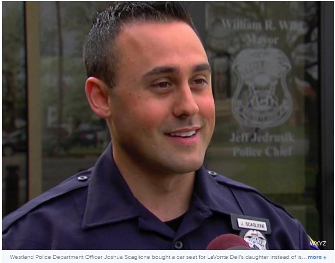 「違反切符を切るだけが仕事ではない」と警察官（出典：http://abcnews.go.com）