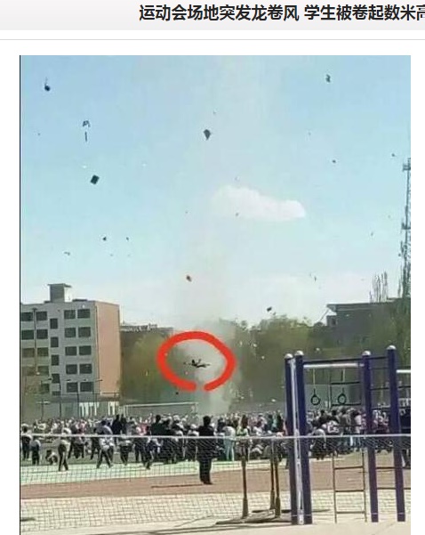 中国、竜巻で小学生の体が宙に舞い上がる（出典：http://news.163.com）
