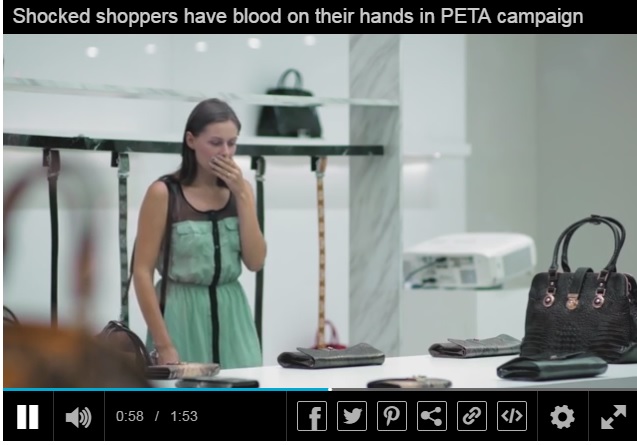 動物愛護団体PETAがオープンさせた店の商品の中身を見て驚愕する女性（出典：http://www.dailymail.co.uk）