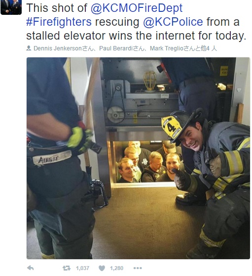 救助隊員、警察官を故障エレベーターから救出（出典：https://twitter.com/GreggFavre）
