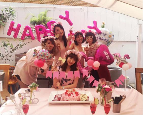 こじはる誕生会での大島優子（後列右から2人目）（出典：https://www.instagram.com/yuk00shima）