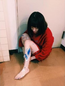 脚に絵の具がついた大島優子（出典：https://www.instagram.com/yuk00shima）